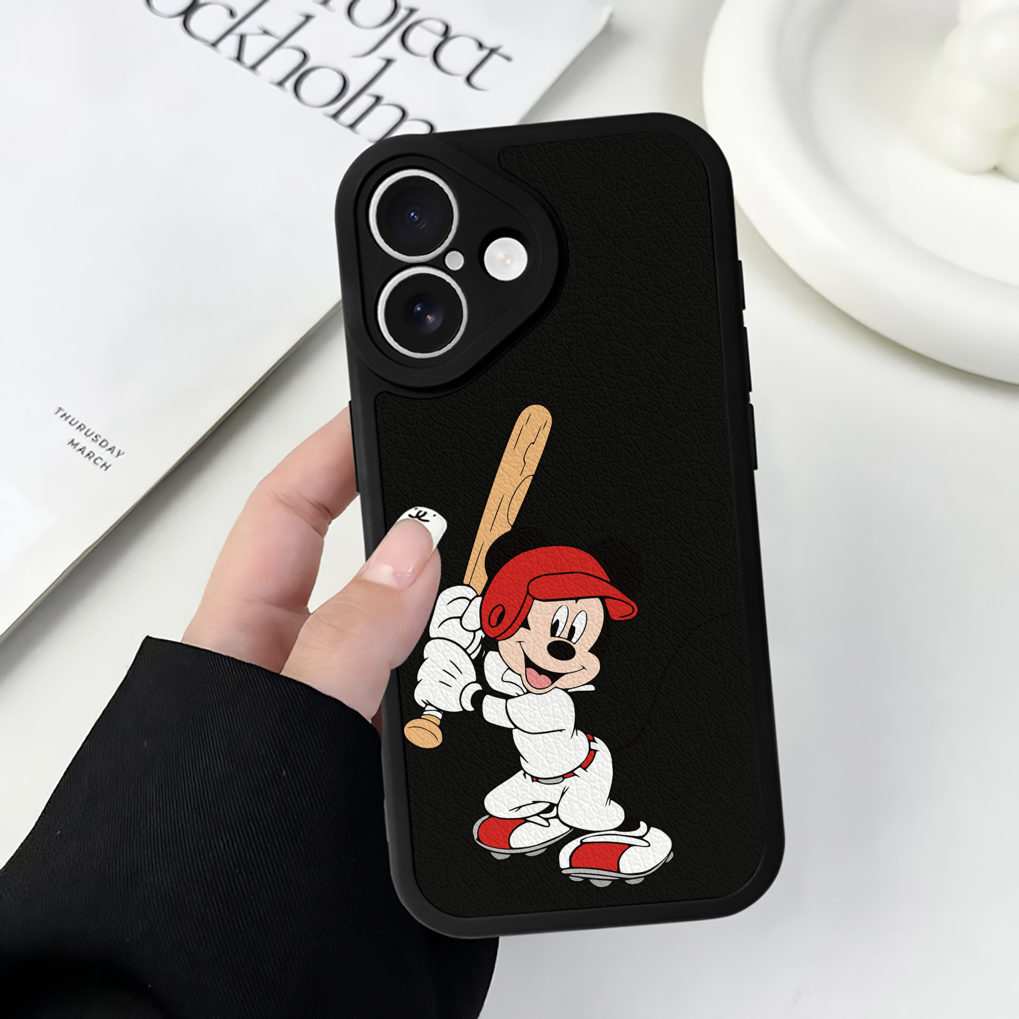 （画像用） ミッキーマウス Mickey Mouse 【iPhone 16シリーズ対応】シリコンスマホケース（レザー調） 材質：シリコン